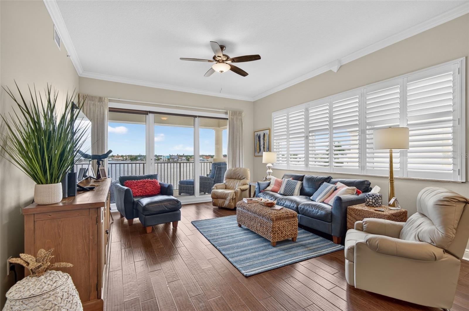 Bright corner condo