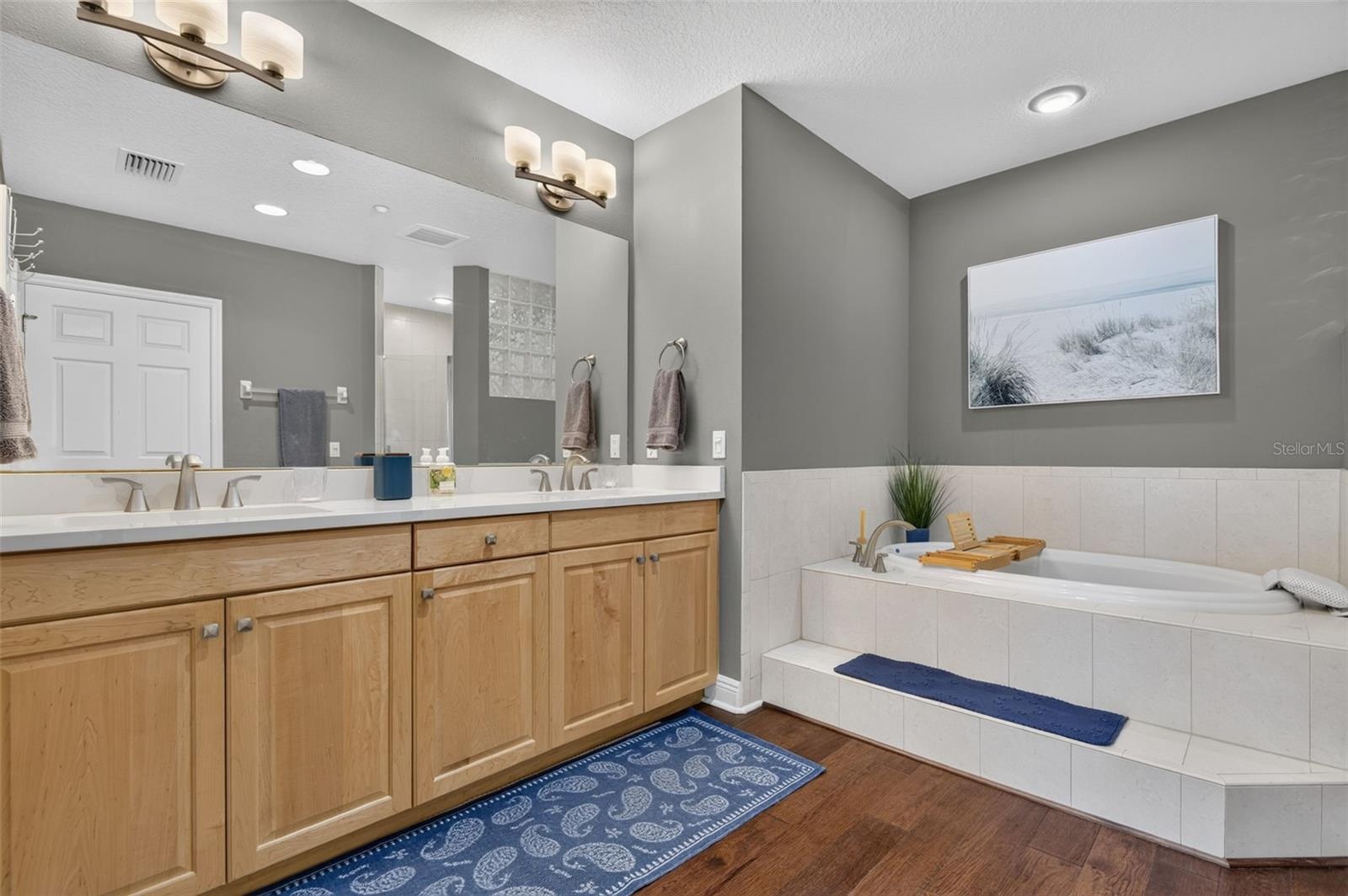 Spacious bath