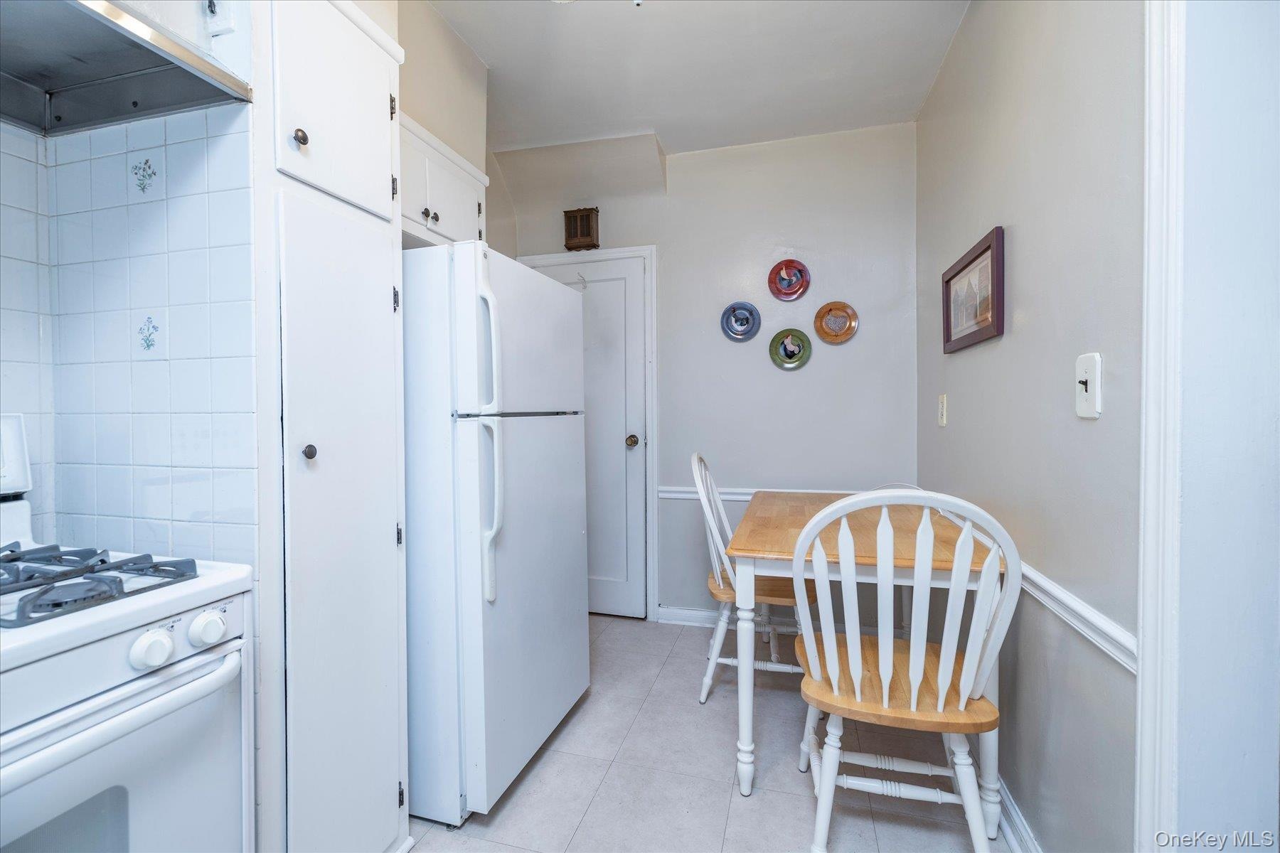 Eat-in kitchen