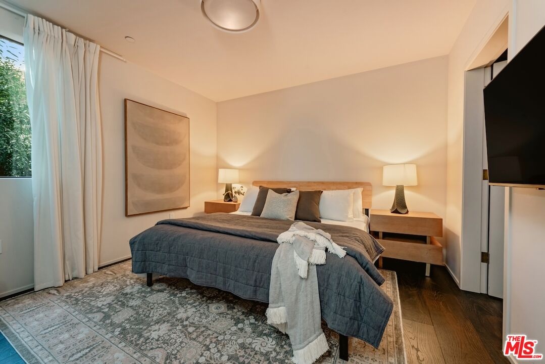 Secondary bedroom: blue beddin