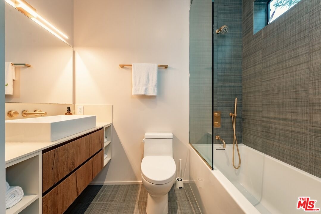 Secondary bathroom: tub/shower