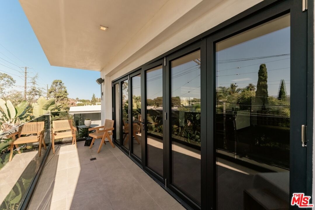 Upper balcony: length and door
