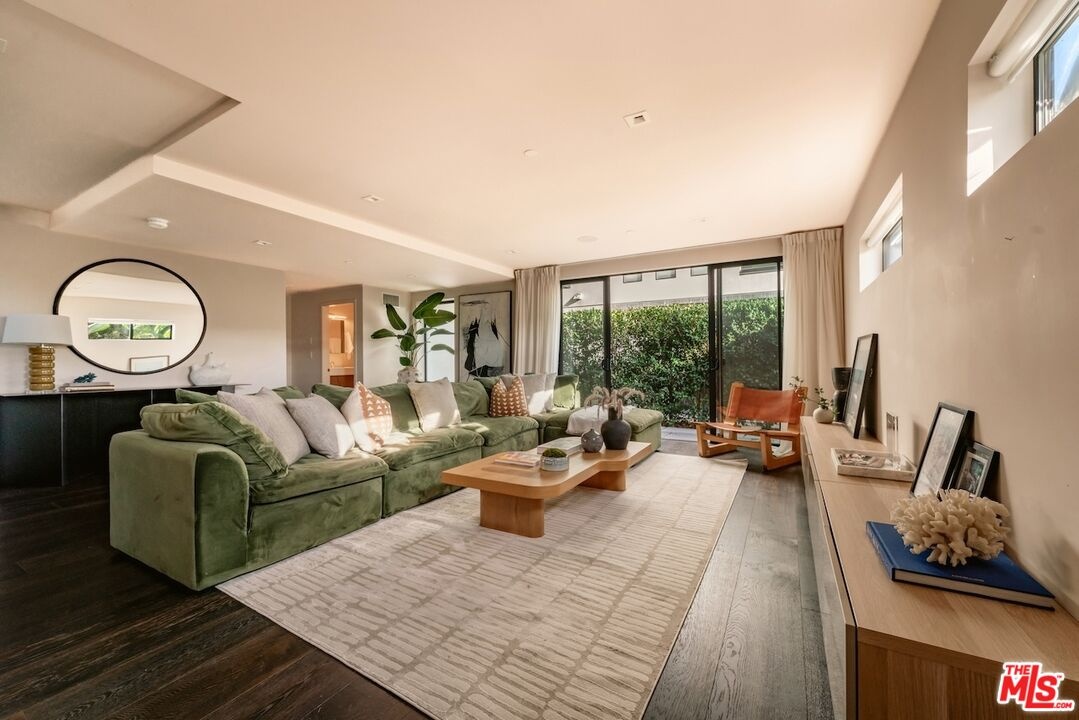 Entry-level lounge