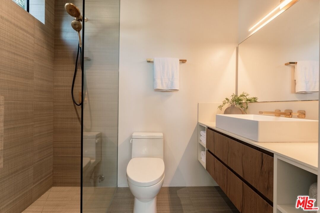 Secondary bathroom: shower