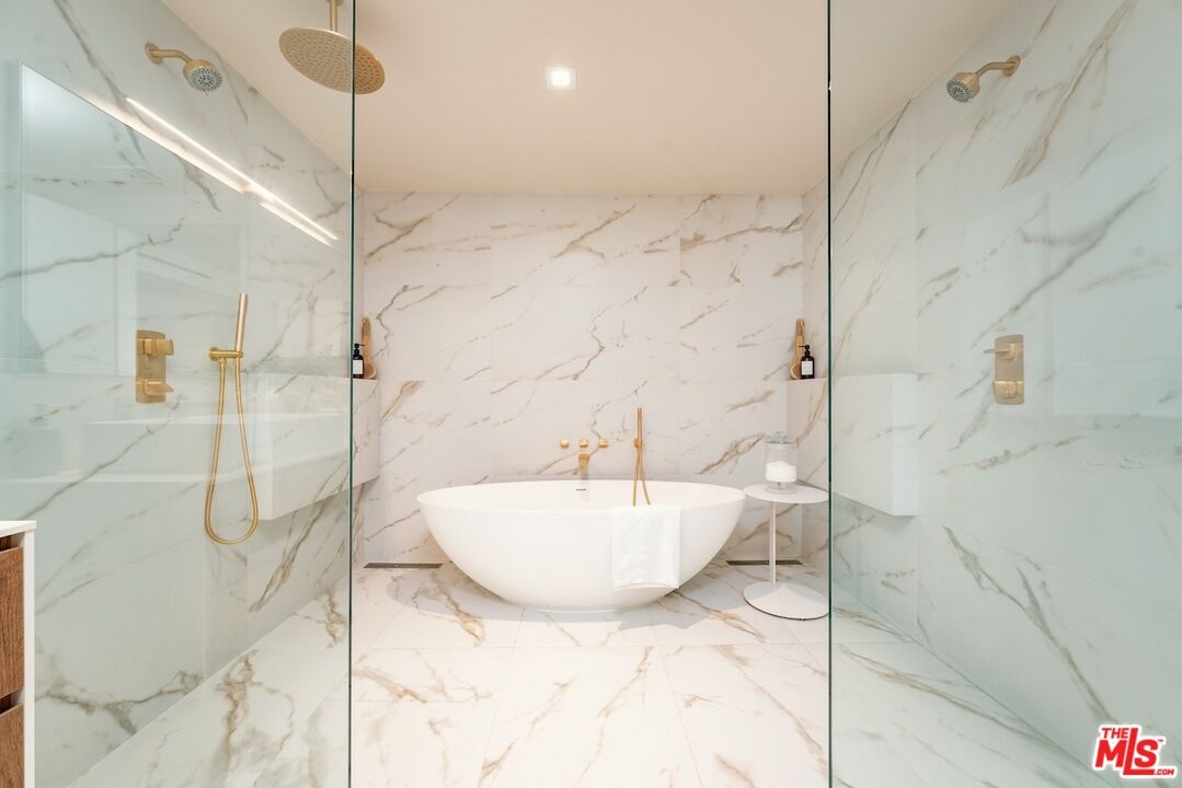 Primary wet room