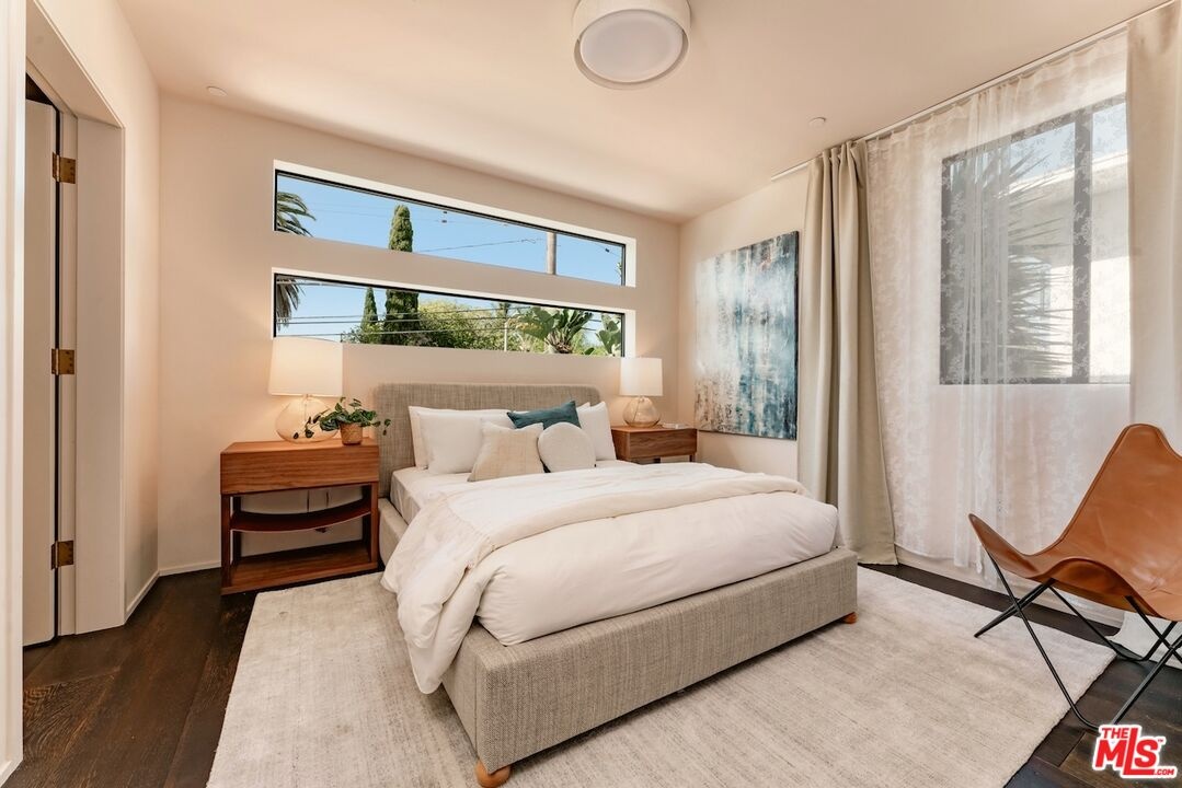 Secondary bedroom: white beddi