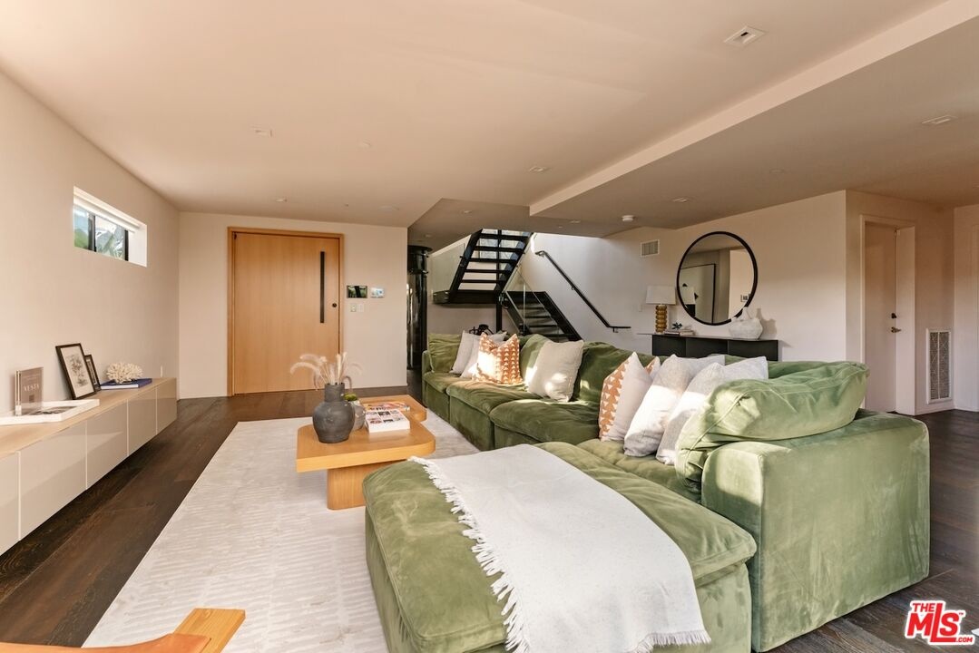 Entry-level lounge: reverse vi