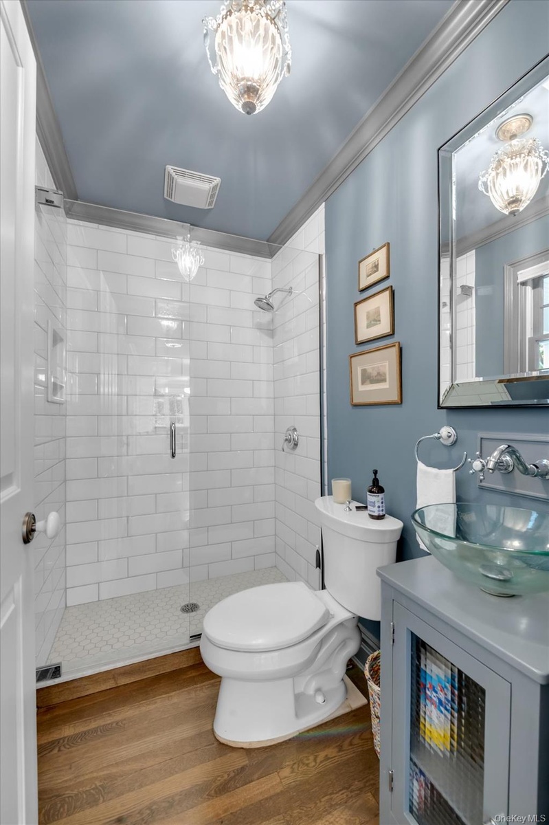 1st Floor Bath