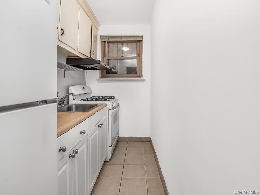 Kitchen in downstairs one bedroom