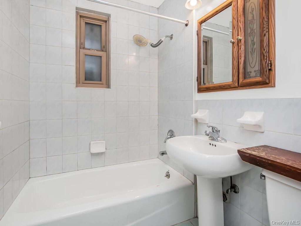 Bath in downstairs one bedroom