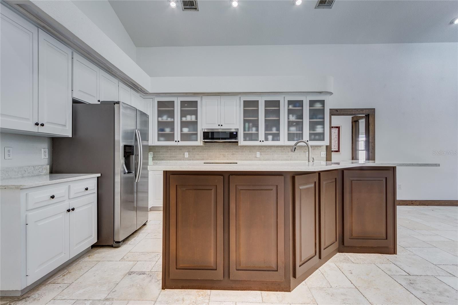Large bar top for entertaining!