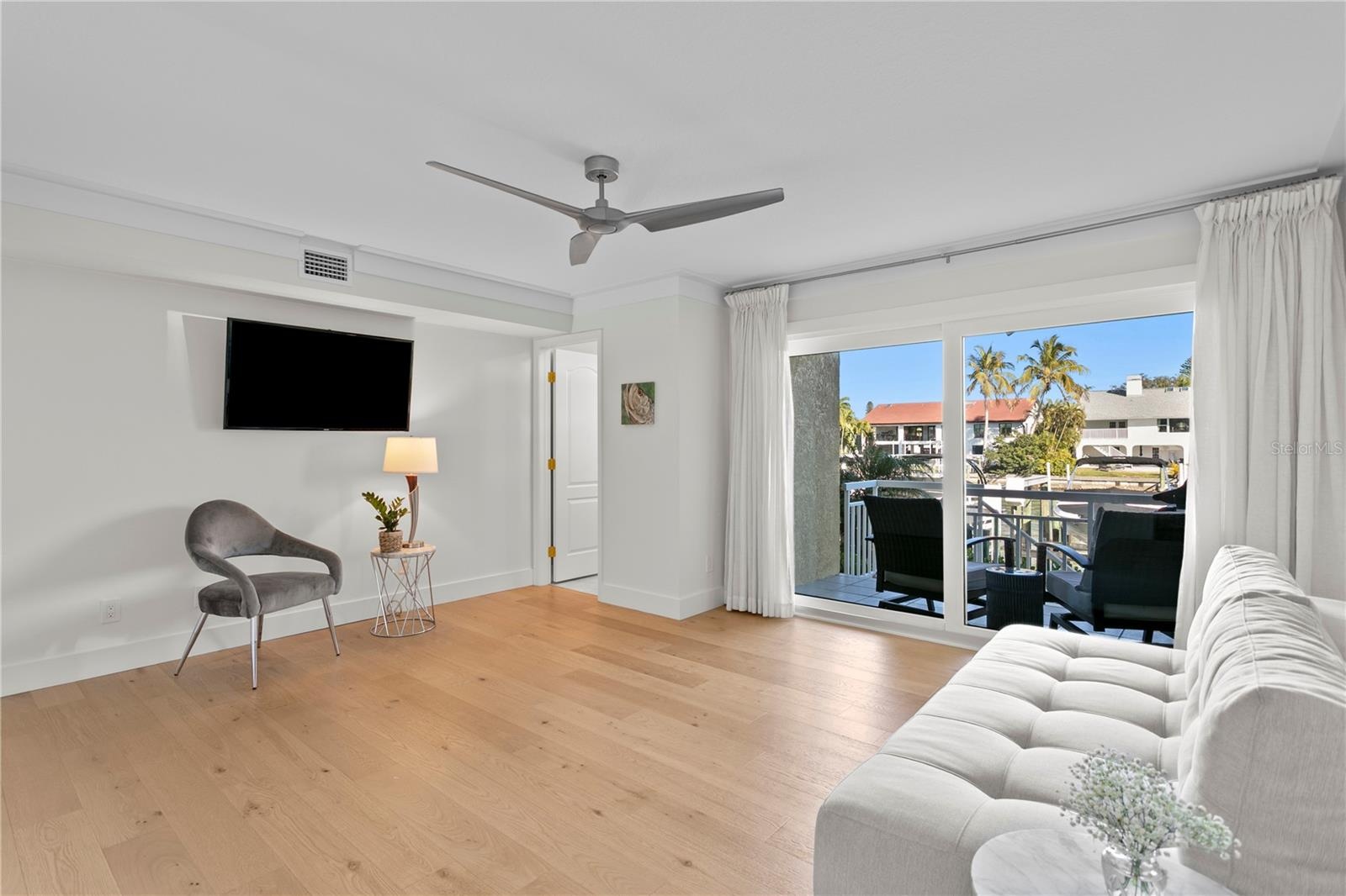 Ground level easy access to dock