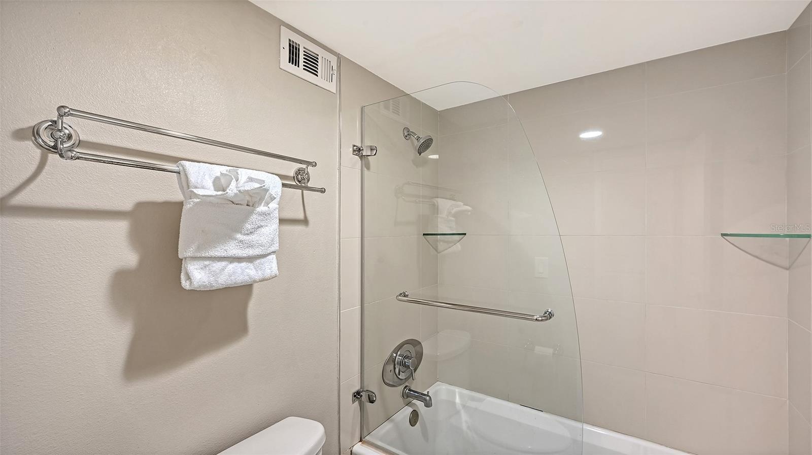 2nd bathroom with shower/tub area