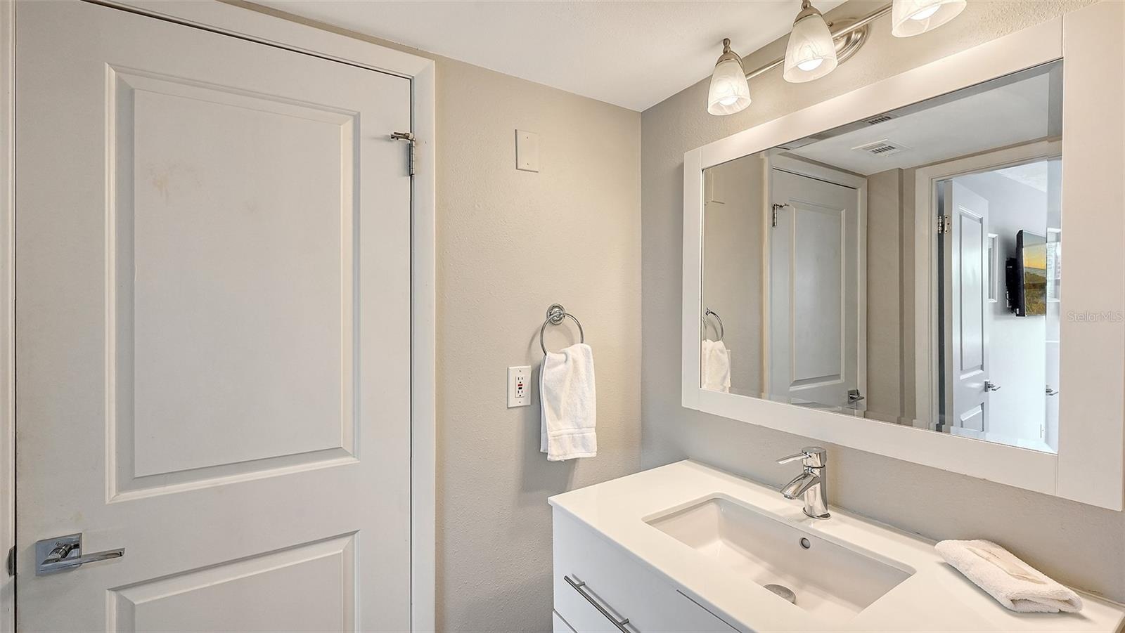 2nd bedroom's bathroom