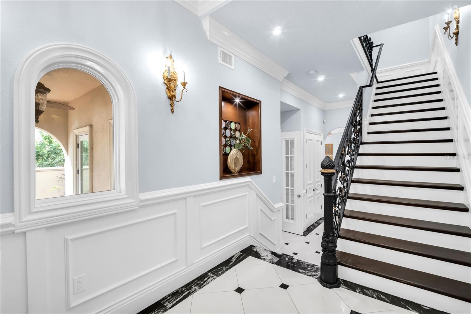 Stairs leading from 1st level up