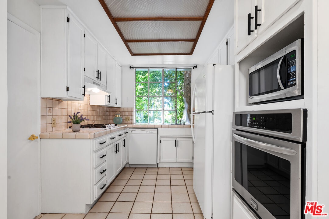 LARGE KITCHN WITH GAS APPLIANC