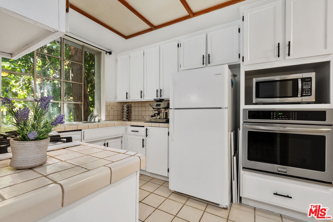 OVEN - MICROWAVE -FRIDGE FREEZ