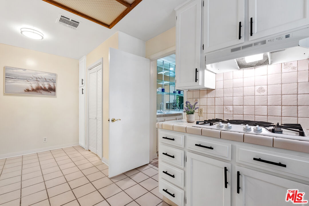 GAS STOVE -  BREAKFAST AREA
