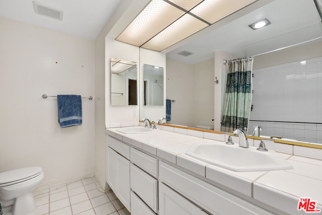 PRIMARY BATHROOM WITH DOUBLE S