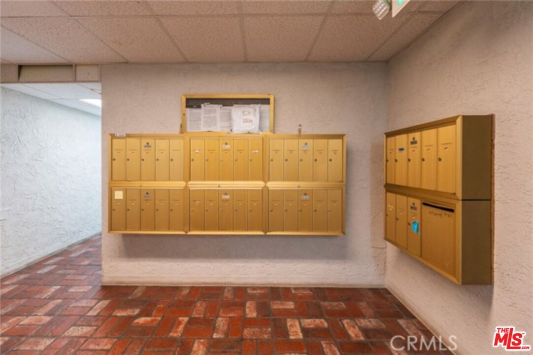 MAIL BOX ES - AMAZONG AND UPS