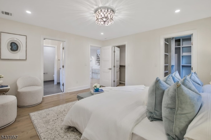 Primary bedroom w/ 2 walk-ins