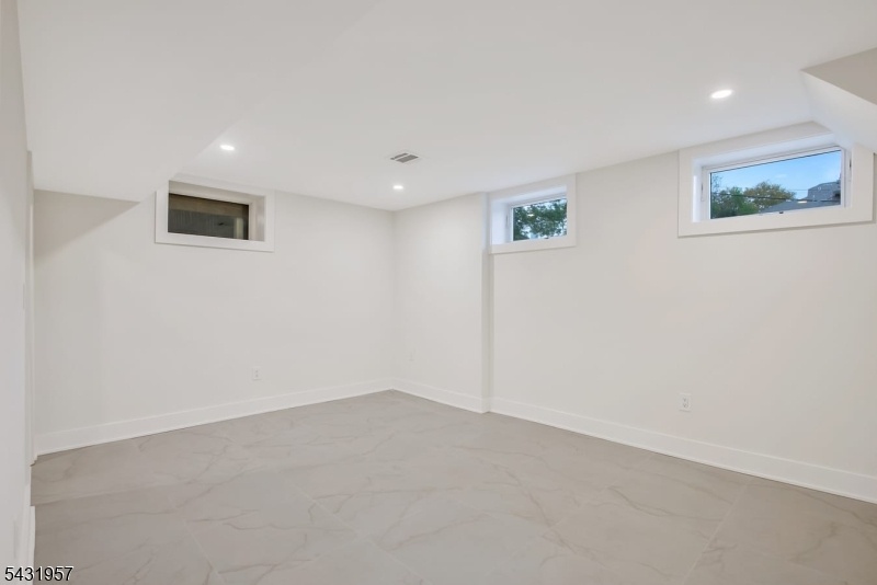 Basement 6th bedroom