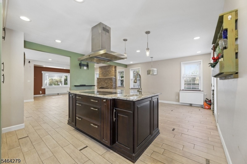 ISLAND WITH SINK AND COOKTOP