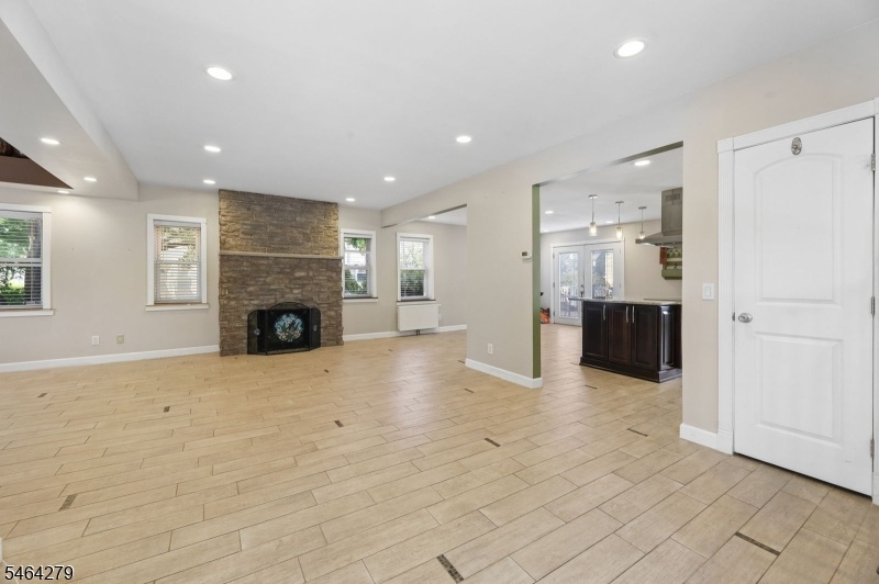 LARGE KIVING ROOM