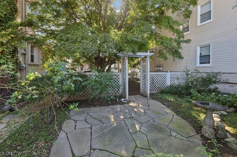 SIDE GARDEN