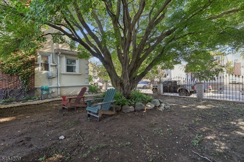 SIDE GARDEN EXTRA LOT