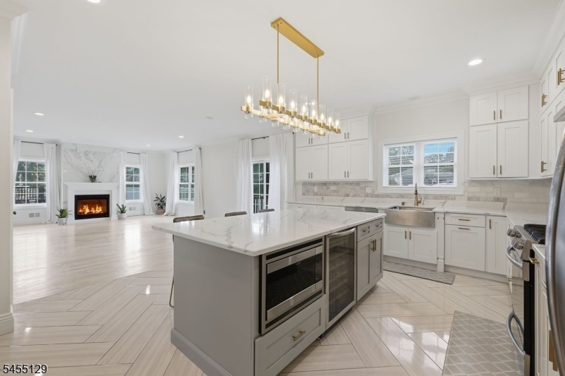 KITCHEN W/ FAMILY ROOM