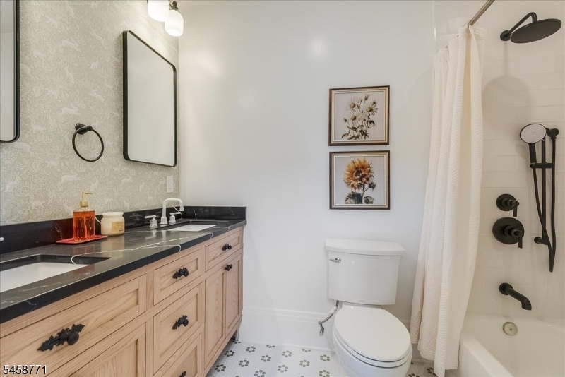 2nd Floor Hallway Bath