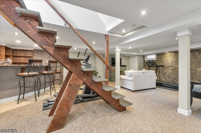 Finished Basement w/Wet Bar