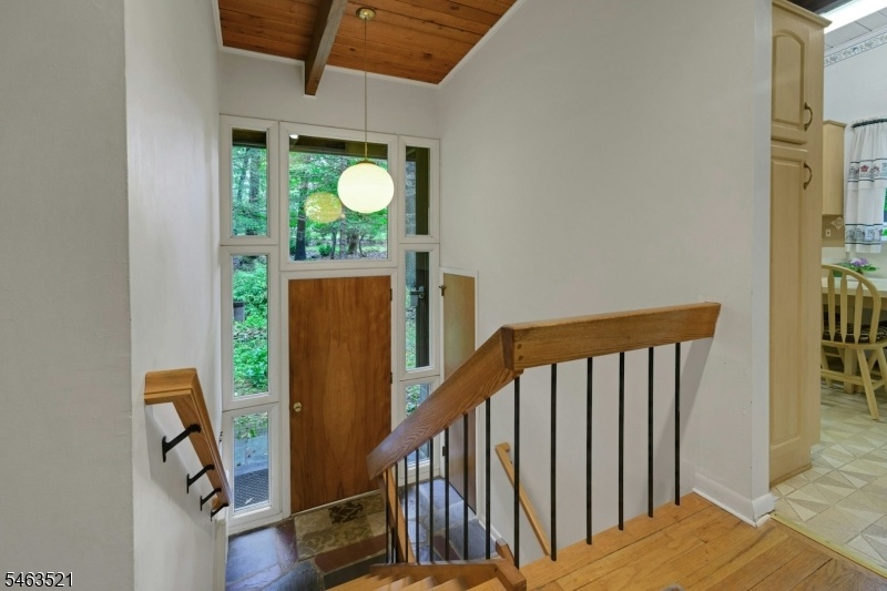 stairs from foyer to 2nd floor
