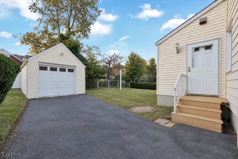 Garage/Driveway