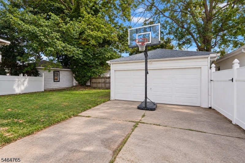 Driveway/Garage