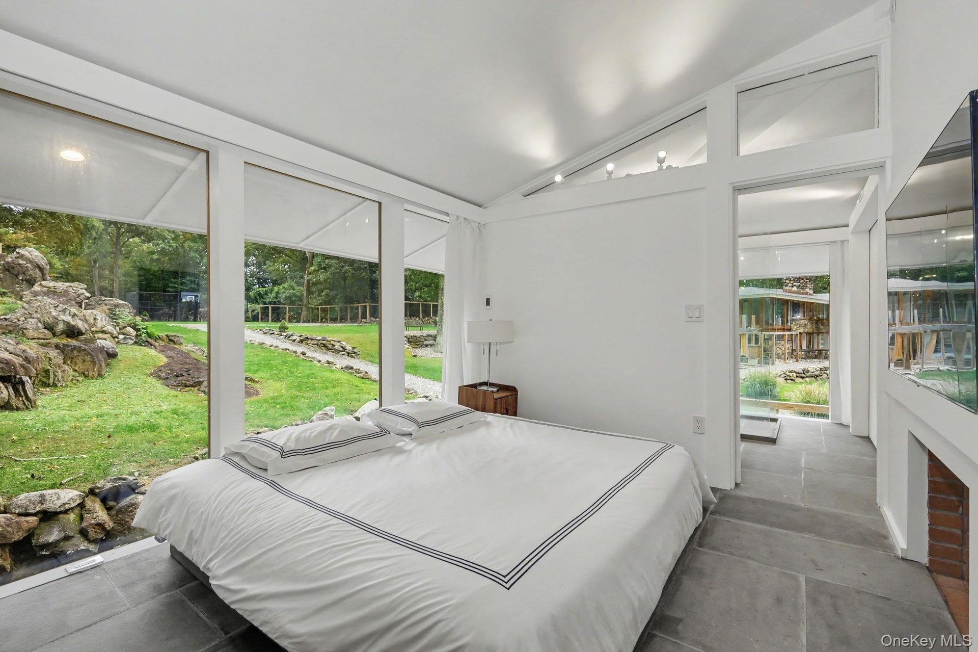 Guest Pavilion bedroom with en-suite bathroom, 2nd floor right wing