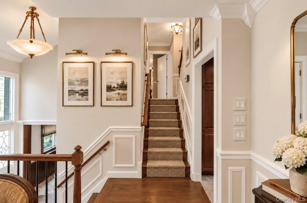 VIRTUALLY STAGED — PAINT COLOR HAS BEEN VIRTUALLY CHANGED AND DÉCOR HAS BEEN ADDED TO SHOW THE POSSIBILITIES.