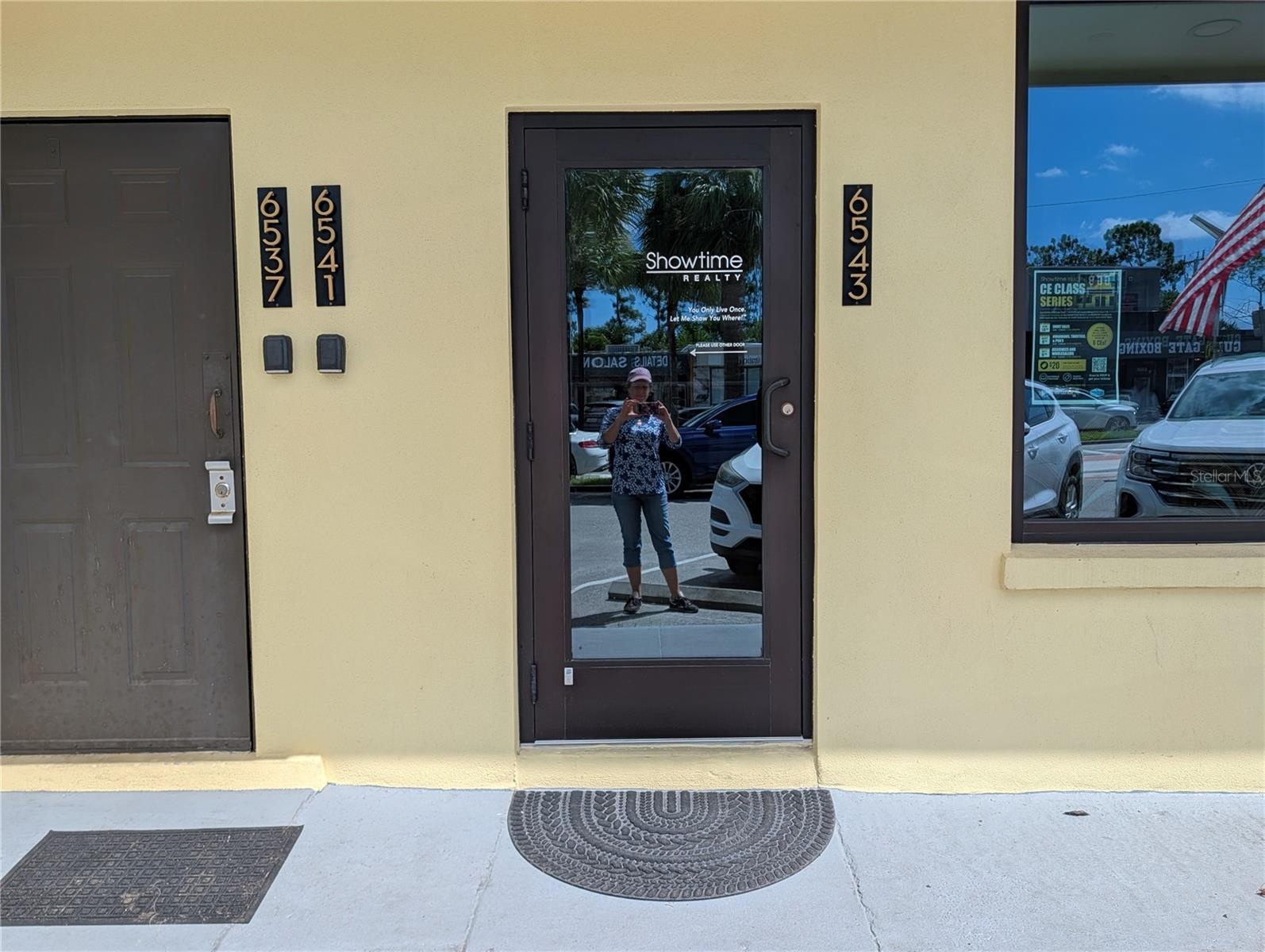6543 B Gateway is an office space in rear of large front meeting room.