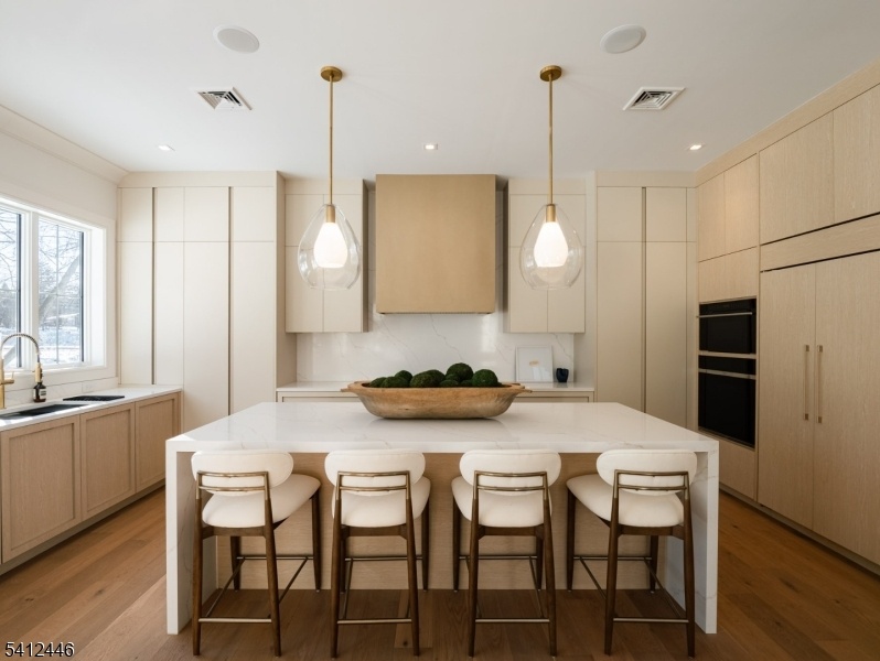 Modern Eat-in Kitchen