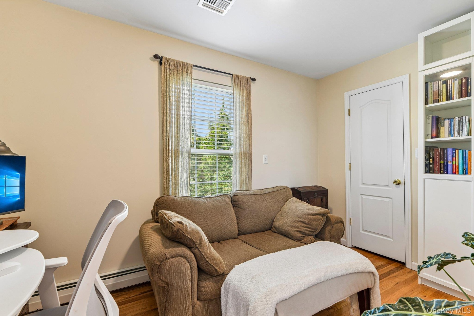 Den/office Can be a 2nd bedroom