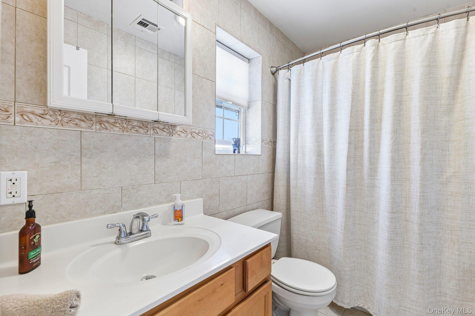 Full family bath with tub