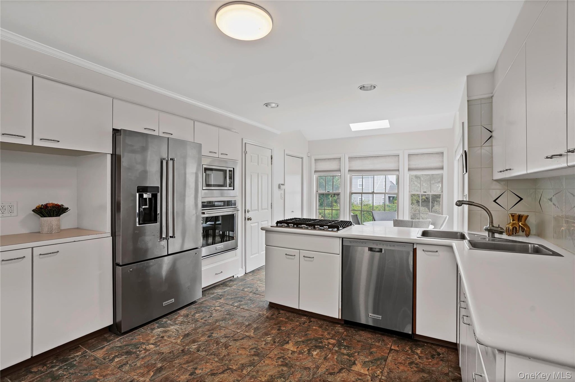 Gas Cooktop, Full Size Wall Oven, Doors To Garage & Pantry, Windowed Breakfast Area