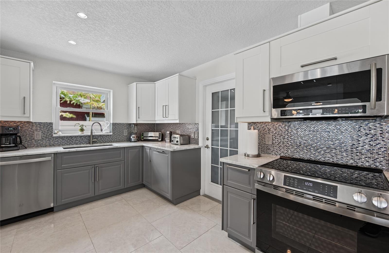 544 Lillian Dr, Madeira Beach - 2 year old kitchen appliances