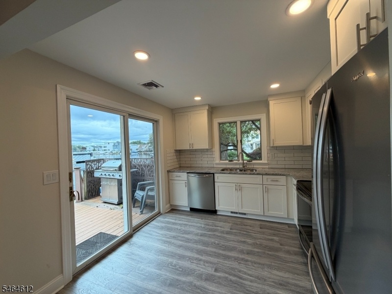 Kitchen w/deck access