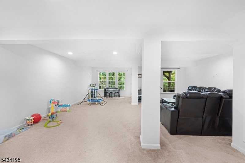 LL  Versatile Space, Full Bath