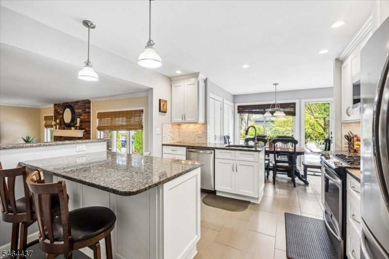 Modern Eat-in-kitchen