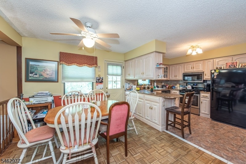Kitchen/Dining area