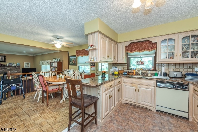 Kitchen/Dining Area
