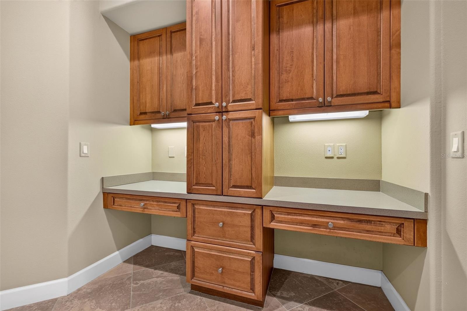 Built-in planning desks